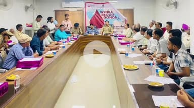 शाहजहांपुर: विश्व रक्तदान दिवस के अवसर पर पुलिस अधीक्षक राजेश द्विवेदी ने जिला अस्पताल में किया रक्तदान
