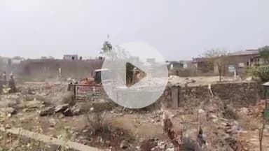 लाडपुरा: रोझड़ी नयागांव रावतभाटा रोड पर नेशनल हाईवे व वन विभाग की टीम ने हटाए अतिक्रमण, लोगों ने सड़क जाम कर किया प्रदर्शन