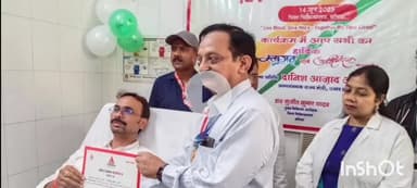 बलिया: विश्व रक्तदाता दिवस पर जिला अस्पताल में इंडियन रेड क्रॉस सोसायटी द्वारा रक्तदान शिविर का किया गया आयोजन