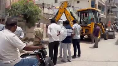 కనిగిరి: పట్టణంలో రహదారులకు ఇరువైపులా ఉన్న అక్రమ కట్టడాలను పోలీసులతో కలిసి కూల్చివేసిన పంచాయతీ అధికారులు