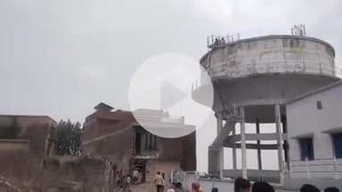 झांसी: रक्सा में जल संकट से परेशान दो युवक पानी की टंकी पर चढ़े, मौके पर पहुंचे पुलिस प्रशासन और अधिकारी