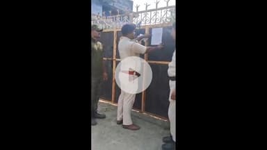 मोतिहारी: मोतीहारी पुलिस ने शिकारगंज थाना क्षेत्र में लूट कांड मामले में अभियुक्त के घर पर विधिवत इश्तिहार का तामिला किया