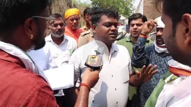 झाँसी रक्सा मे नलों मे गन्दा पानी आने की वजय से युवा चढ़े पानी की टंकी की ऊपर घंटो मसकत के बाद अधिकारीयों ने नीचे उतरवाया एक अधिकारी ने साफ़ पानी देने के लिए खिलवाई माँ कसम  #bundelkhand #jhansi #jalnigam #latest #teesriankhnews