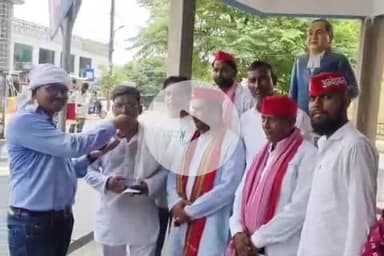 बलरामपुर: अघोषित बिजली कटौती व लो वोल्टेज की समस्या के विरोध में सपा मजदूर सभा के जिलाध्यक्ष ने भूख हड़ताल कर किया धरना प्रदर्शन