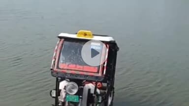 तरबगंज: नवाबगंज थानाक्षेत्र के चौबेपुर में अनियंत्रित ई-रिक्शा तालाब में डूबा, चालक ने कूदकर बचाई जान