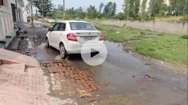 बरेली: थाना इज्जत नगर क्षेत्र के मुंशी नगर LIC कॉलोनी में सड़कों की हालत खराब, क्षेत्रीय लोग परेशान #Jansamasya