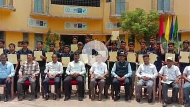 पीरटांड: कल्याण गुरुकुल पीरटांड़ के 25 प्रशिक्षित युवक महाराष्ट्र की कंपनी में नियुक्त, प्रमाण पत्र देकर दी गई शुभकामनाएं