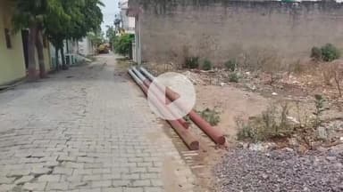 झांसी: सिद्धेश्वर नगर ITI से निकली जा रही 11 हजार के वी लाइन कॉलोनीवासी बोल दो मंजिला मकान है बने हो सकता हादसा #jansamasya