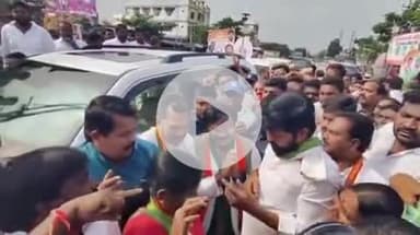 సిద్దిపేట అర్బన్: పట్టణంలోని రంగధాంపల్లి చౌరస్తాలో అమరవీరుల స్థూపానికి నివాళులర్పించిన రాష్ట్ర కార్మిక శాఖ మంత్రి గడ్డం వివేక్ వెంకటస్వామి
