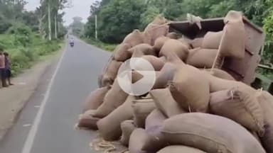 कहलगांव: पीरपैंती बाजार से स्टेशन जाने वाली सड़क पर मक्का लदा ट्रैक्टर पलटा, लोग बाल-बाल बचे