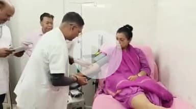 गुमला: सदर अस्पताल परिसर में डीसी ने रक्तदान शिविर में रक्तदान कर लोगों को प्रेरित किया