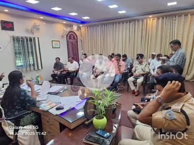 कोडरमा: ऑटो चालक संघ की मांगों पर विचार के लिए अनुमंडल पदाधिकारी की अध्यक्षता में बैठक संपन्न