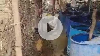 झांसी: आबकारी विभाग की टीम ने हड्डीघर, पोलेबाबा, सकरार, तेजपुरा समेत अन्य शराब के अड्डों पर मारा छापा, 1 महिला को किया गिरफ्तार