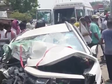 राजातालाब: मिर्जामुराद में तेज रफ्तार ट्रक ने कार को मारी टक्कर, तीन लोगों की हुई मौत, एक की हालत गंभीर