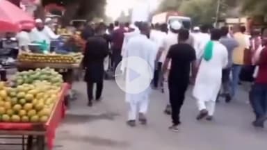 नौगावां सादात: अहमदाबाद क्षेत्र में एयर इंडिया के विमान दुर्घटनाग्रस्त होने पर मृतकों को दी श्रद्धांजलि, नौगांवा में निकाला कैंडल मार्च