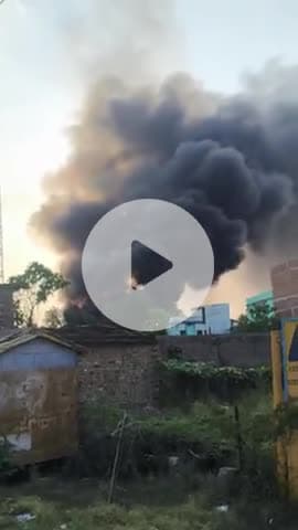 बरौनी रिफाइनरी के उतरी साइड में लगी ट्रक में भयानक आग लोगों में मचा कोहराम मौके पर रिफाइनरी के निजी फायर सेफ्टी टैंक आए