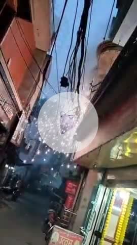 पीलीभीत: रंगीलाल चौराहे पर बिजली की लाइन में हुआ फॉल्ट, निकली तेज चिंगारी