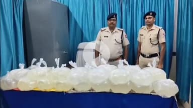 कोडरमा: RPF कोडरमा ने धनबाद सासाराम इंटरसिटी एक्सप्रेस से भारी मात्रा में देसी शराब बरामद की