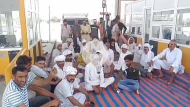 तारानगर: तारानगर क्षेत्र के चलकोई टोल पर टोल माफ करने की मांग को लेकर ग्रामीणों ने अनिश्चितकालीन धरना शुरू किया