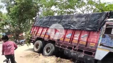 बरहज: महेन चौराहे पर अनियंत्रित ट्रक गड्ढे में गिरी, बड़ा हादसा टल गया