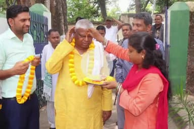 तोपचांची: तोपचांची प्रखंड के बालिका उच्च विद्यालय गोमो में छात्राओं को साइकिल वितरित, विधायक मथुरा महतो भी पहुंचे