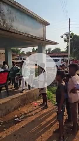 माननीय श्री राजेश कुमार पासवान, भाजपा नेता, बेलहर विधानसभा, बिहार, गांव-गांव जाकर लोगों के बीच बैठकर उनकी समस्याएं सुनते हुए और उन पर उच्च अधिकारियों को आदेश देते हुए गांव में हो रही परेशानी के बारे में।#जनसंपर्कअभियान #गांवकादौरा #विकासकास