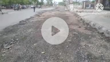 जालौर: जालौर में शनिवार को सुबह 10:00 बजे सार्वजनिक निर्माण विभाग ने पुलिस लाइन के सामने सड़क की खुदाई करवाई, अब नहीं भरेगा