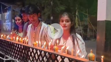 कटनी नगर: कटनी: अहमदाबाद विमान हादसे में मारे गए लोगों को युवाओं ने कचहरी चौराहे पर दी श्रद्धांजलि