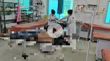 मिर्ज़ापुर: कछवा थाना क्षेत्र के कछवा रोड के पास ट्रक से टकराकर डिवाइडर से टकराई बेकाबू कार, एक की हुई मौत व 3 लोग हुए घायल