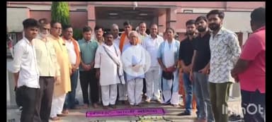 बलिया: बलिया रेलवे स्टेशन पर संस्कार भारती के सदस्यों ने रंगोली के माध्यम से विमान हादसे के पीड़ितों को दी श्रद्धांजलि