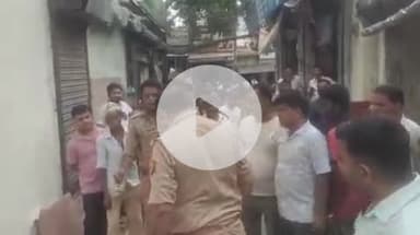बदायूं: उझानी के नया बाजार शॉपिंग सेंटर में फुटपाथ पर सामान बेच रहे दुकानदार को दरोगा ने मारा थप्पड़, वीडियो हुआ वायरल