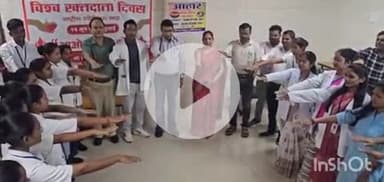 जगदलपुर: मेडिकल कॉलेज डिमरापाल में चिकित्सक व छात्र-छात्राओं ने रक्तदान कर लोगों को जागरूक करने की ली शपथ