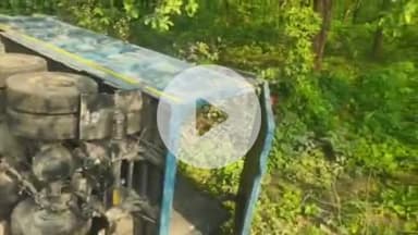 बेरमो: छाई गिराकर लौट रहा हाईवा पिलपिलो मोड़ के समीप दो नंबर पुल के पास पलटा