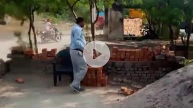 मंझनपुर: पूरब शरीरा में थानेदार की सरपरस्ती में रिटायर्ड फौजी ने विधवा की जमीन पर किया कब्जा, दीवार गिराकर कुनबे को पीटा