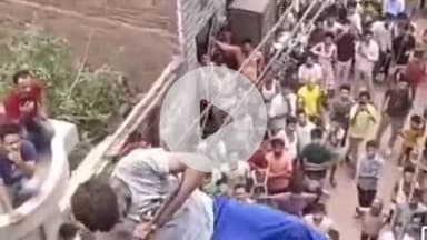 फिरोज़ाबाद: कश्मीरी गेट इलाके में एक युवक ने बिजली के तारों पर चढ़कर किया हाई वोल्टेज ड्रामा