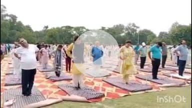 देेेवरिया: योग दिवस की तैयारी को लेकर रविंद्र किशोर शाही स्टेडियम में आयोजित शिविर, सांसद, विधायक और डीएम ने किया योग अभ्यास