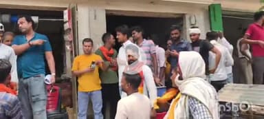 बलिया: पड़ाहीपुर में मानदेय भुगतान में देरी को लेकर कर्मचारियों ने किया प्रदर्शन, कार्यालय परिसर में जमकर की नारेबाजी