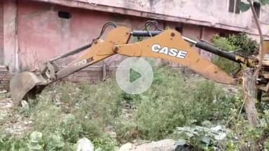 बड़ौत: बड़ौत में खल मंडी के पीछे खाती में मृत गौवंश मिला, जेसीबी से गड्ढा खुदवाकर नमक डालकर दबाया गया