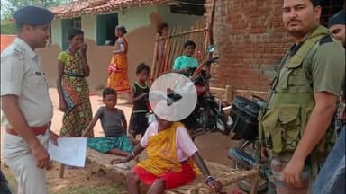 पीरटांड: पीरटांड़ व चाईबासा पुलिस ने माओवादी अनल दा के घर के बाहर झरहा टोला में इश्तिहार चिपकाया