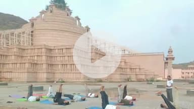 पचपदरा: योग दिवस से पूर्व नाकोड़ा में हुआ पूर्वाभ्यास, दक्ष प्रशिक्षकों ने करवाए आसन व योग का महत्व बताया