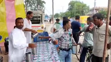 बरेली: बरेली में आनंद विहार कॉलोनी गेट पर भीषण गर्मी में राहगीरों की राहत के लिए एकता फाउंडेशन ने किया शरबत वितरण