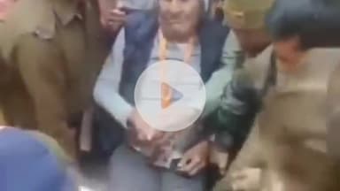 राजगढ़ी: पुलिस जवानों ने बुजुर्ग श्रद्धालु को कुर्सी के सहारे कराया यमुनोत्री धाम दर्शन