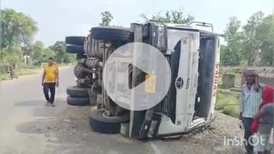 बांका: पाठक टोला पुल के पास गिट्टी से लदा हाईवा सड़क किनारे पलटा, चालक बाल-बाल बचा