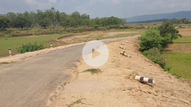 लोहरदगा: कार्य में अनियमितता के कारण ग्राम नीनी नदी पर नवनिर्मित पुल के दोनों छोर पर सड़क जर्जर और बाउंड्री पिलर गिरा