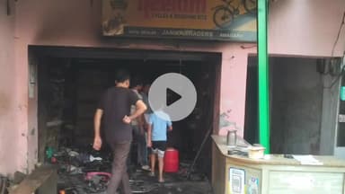 जलेसर: शॉर्ट सर्किट से साइकिल की दुकान में लगी भीषण आग, लाखों का सामान जलकर हुआ खाक, अवागढ़ के जलेसर रोड की घटना