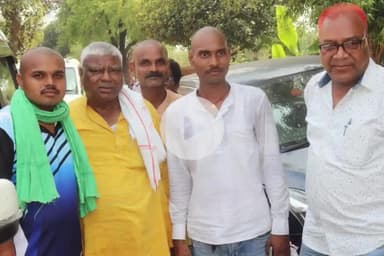 तोपचांची: बिशनपुर: दिनेश कुमार महतो के पिता के श्राद्धकर्म में पहुंचे विधायक मथुरा महतो