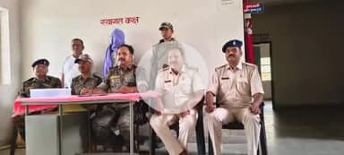 उंटारी रोड: डेवडर गांव का युवक सोशल मीडिया पर हथियार के साथ दिखा, दो देसी कट्टों के साथ गिरफ्तार, पुलिस ने भेजा जेल