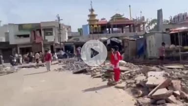 కనిగిరి: పామూరు పంచాయతీలో రోడ్డు విస్తరణ కార్యక్రమంలో భాగంగా ఆక్రమణల తొలగింపు కార్యక్రమాన్ని చేపట్టిన పంచాయతీ అధికారులు