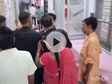 बरेली: कोतवाली थाना क्षेत्र के जिला अस्पताल में मरीज तामीरदारों ने अस्पताल के स्टाफ से की बदसलूकी