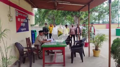 बक्सर: एसपी के निर्देश पर जिले के विभिन्न थानों में गुंडा परेड का आयोजन किया गया